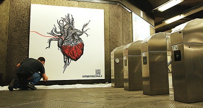 Donazioni di sangue. Atac lo chiede con la street art a firma dell’artista Ironmould
