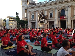 Nel solstizio estivo Roma ha celebrato in Campidoglio il primo “International Yoga Day”