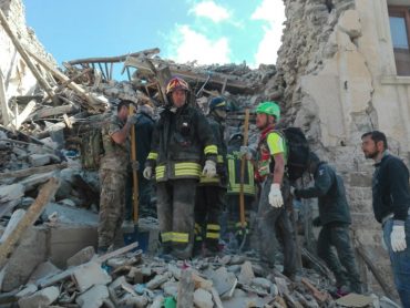 Terremoto. La devastazione di Castelluccio di Norcia dall’elicottero dei Vigili del Fuoco