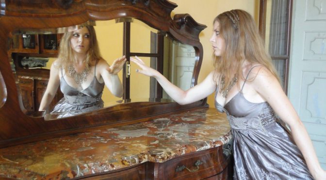“Specchio, specchio delle mie brame…”: lo specchio come non l’avete mai “visto”, tra fiabe, leggende, mitologia e… selfie!