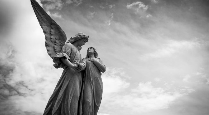 Gli Angeli, tra sacro e profano, fiabe e religione, terra e cielo