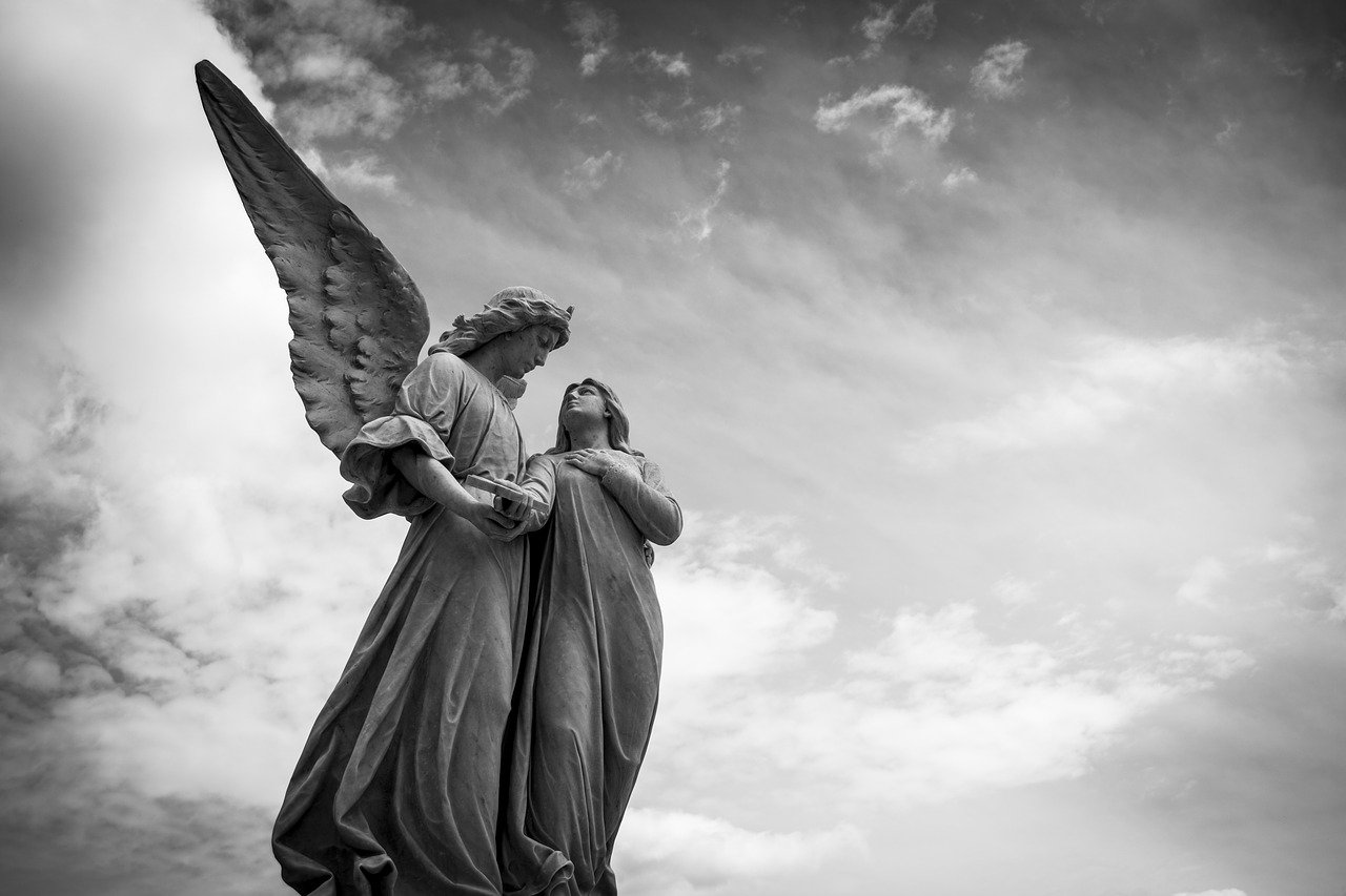 Gli Angeli, tra sacro e profano, fiabe e religione, terra e cielo