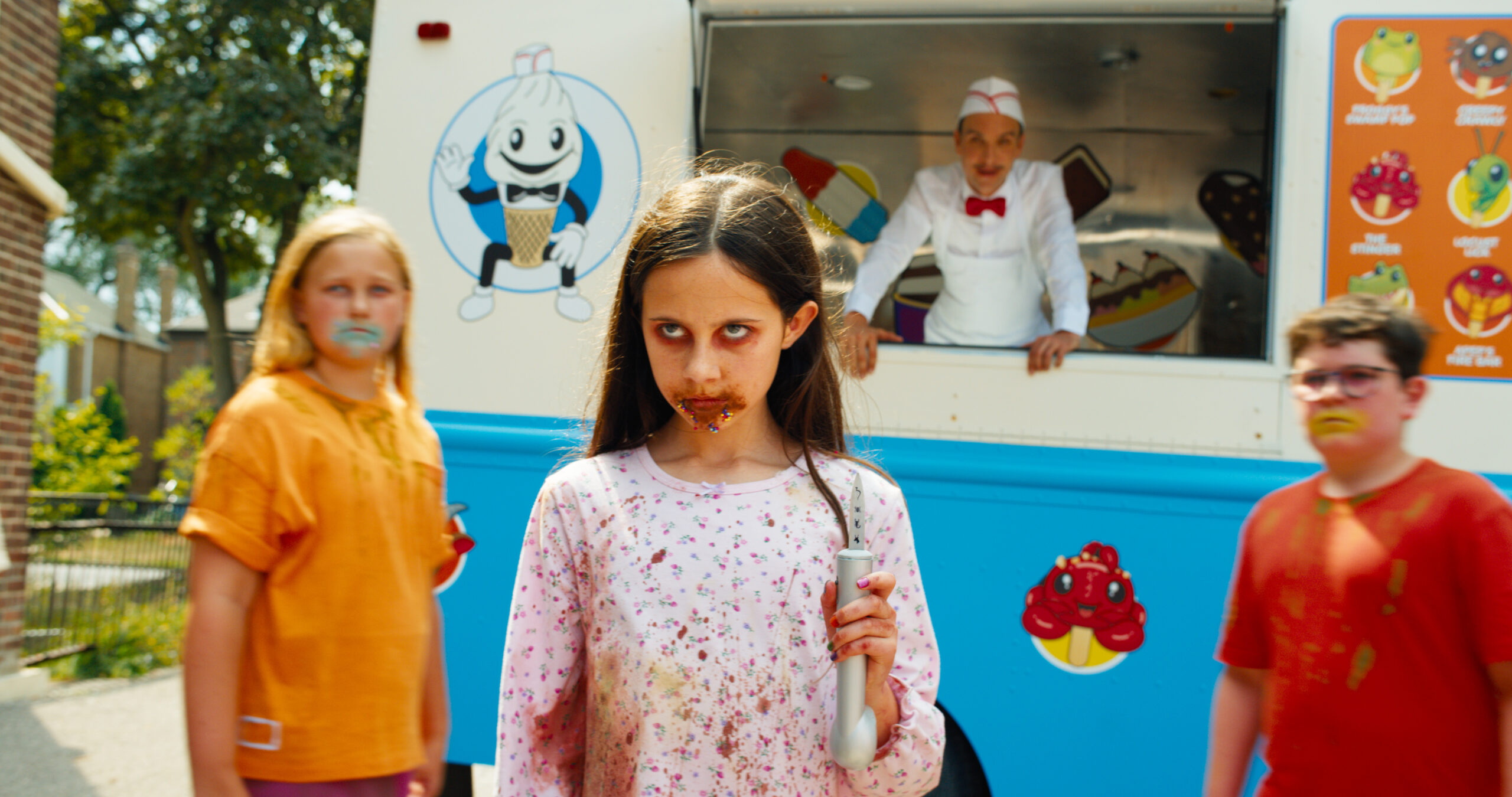 Tre bambini davanti al furgoncino del gelataio in Ice Cream Man di Eli Roth