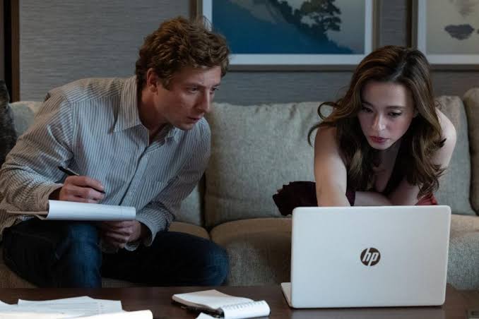 Mikey Madison e Jeremy Allen White in The Social – Il prezzo della verità